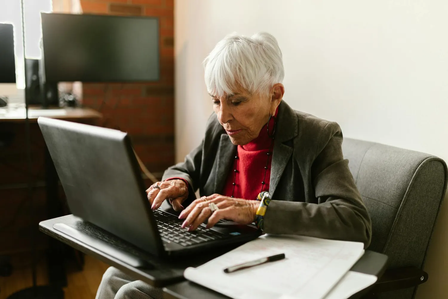 Understanding the Accessibility Challenges in Online Learning versus Traditional Methods